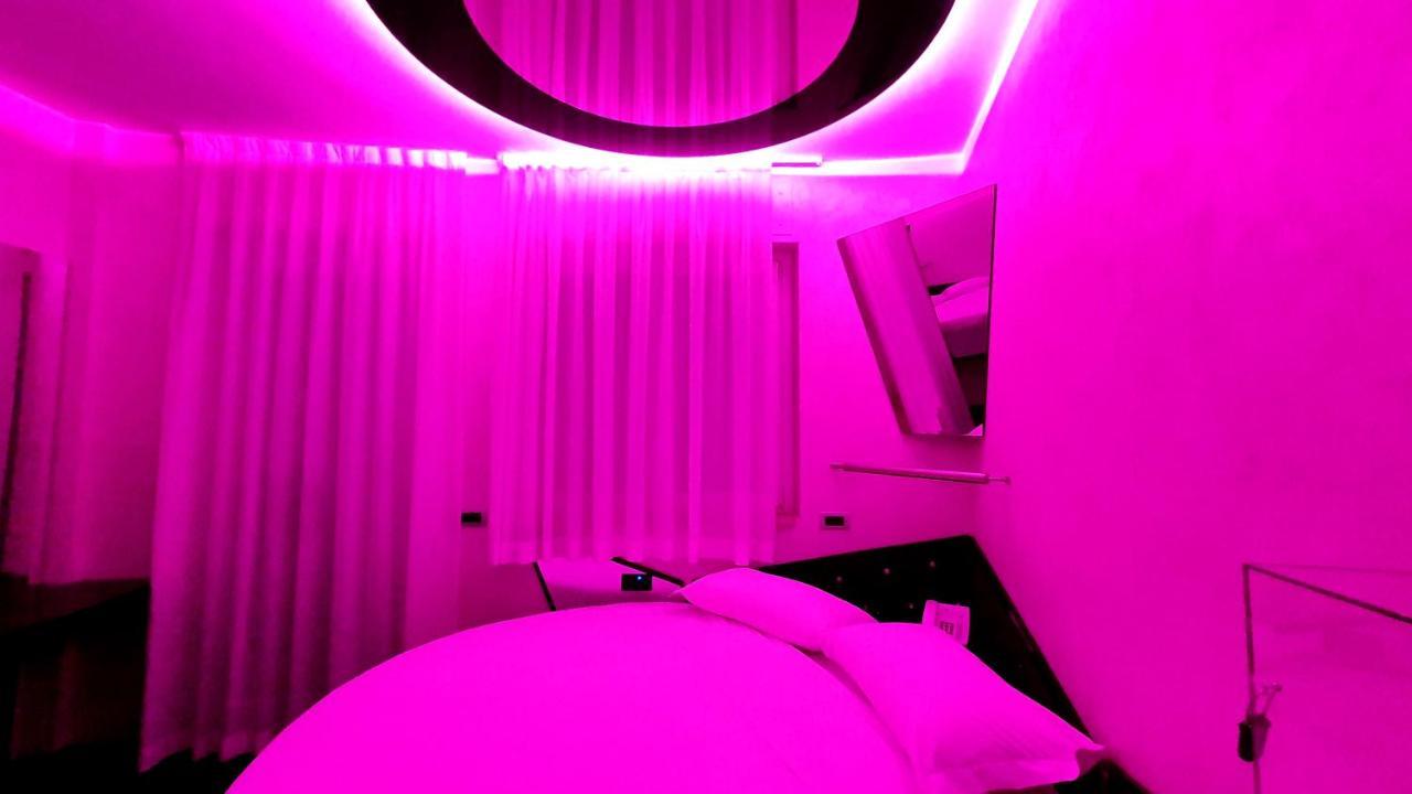 C Rooms - Love Motel Monza Cinisello Balsamo Bagian luar foto