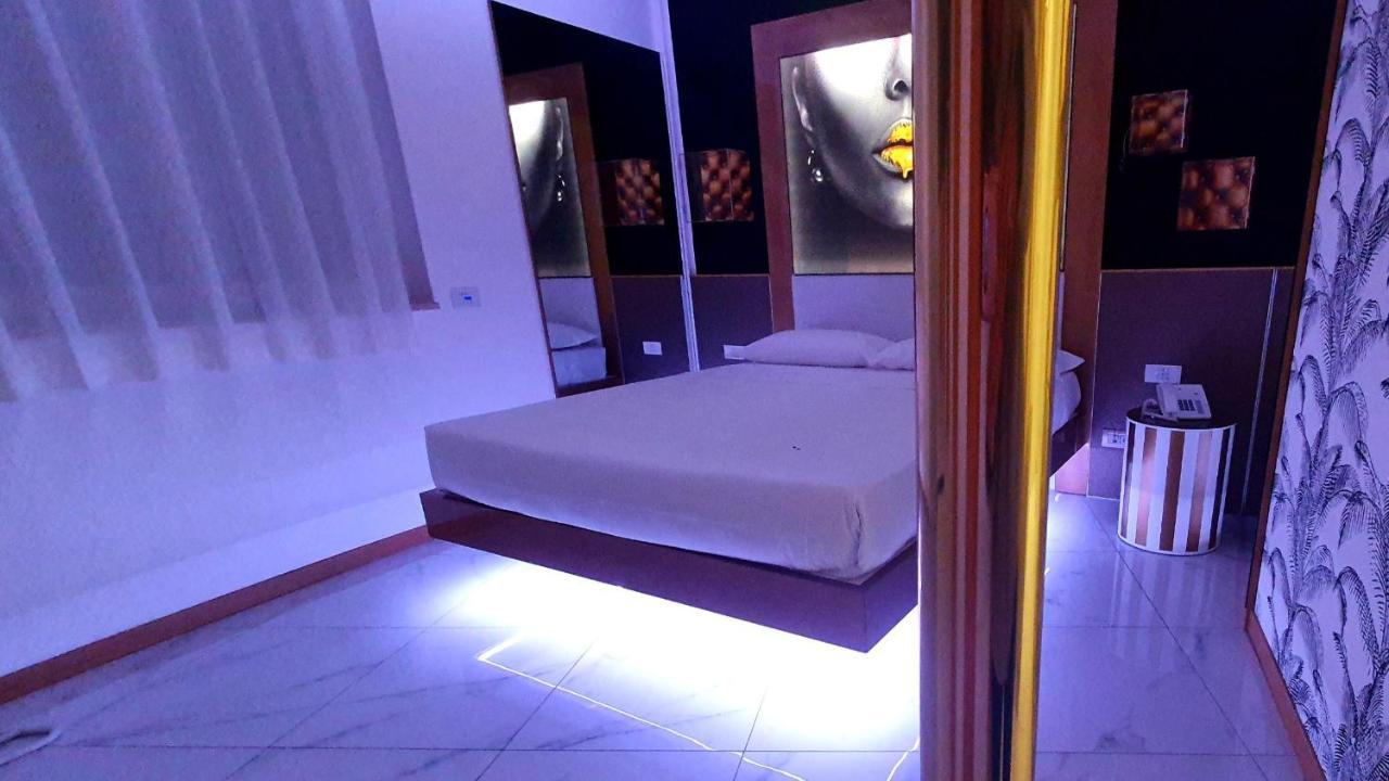 C Rooms - Love Motel Monza Cinisello Balsamo Bagian luar foto