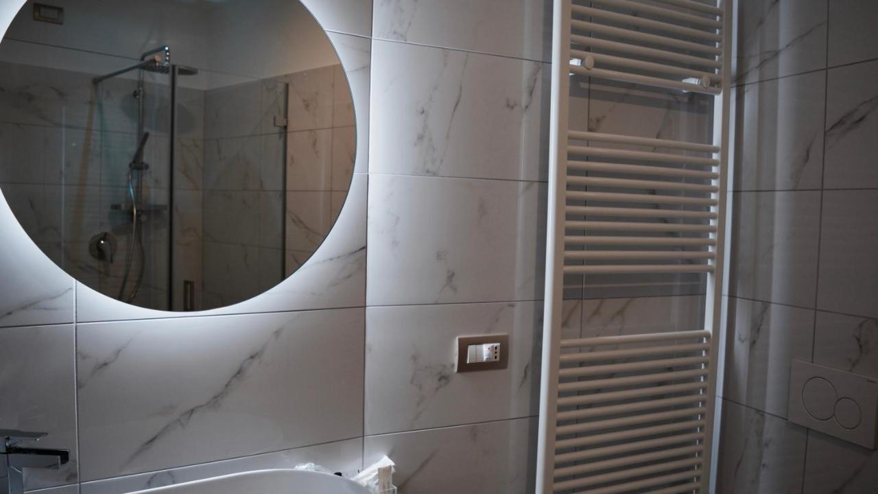C Rooms - Love Motel Monza Cinisello Balsamo Bagian luar foto